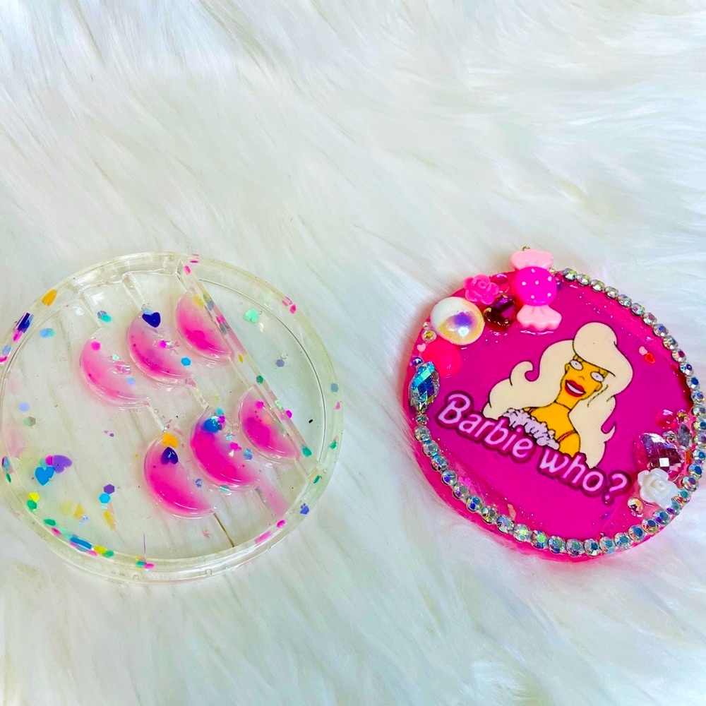 Barbie eyelash holder